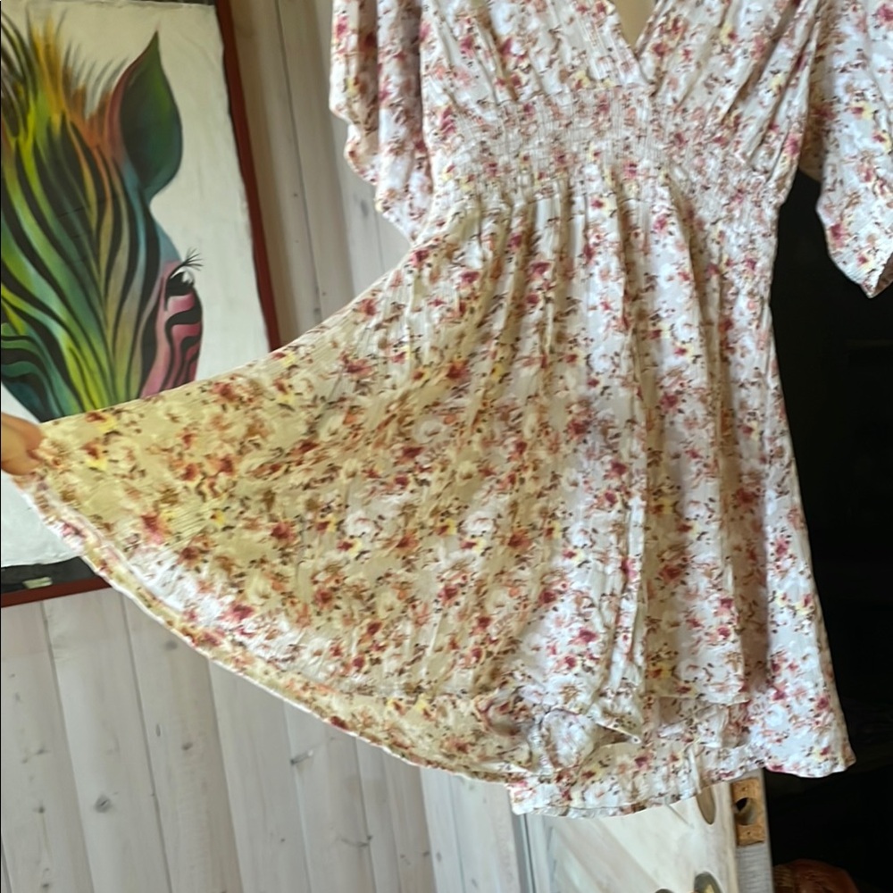 Mahina Flowy Floral Romper - Picture 4 of 7